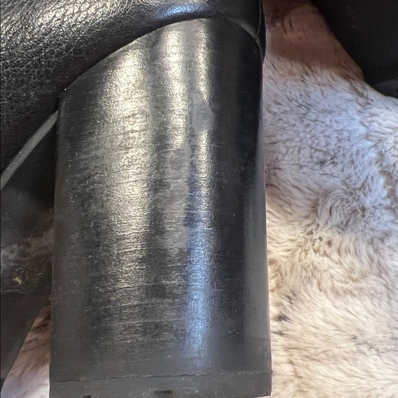 Tory Burch Leigh Lug Sole Black Leather Bootie Sz-7 - Picture 12 of 12